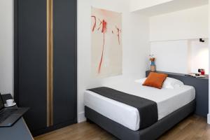 Classic Single Room with French Bed room in Hotel Plaza Opéra