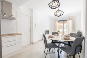 Ático 2 dormitorios junto a la playa by Renthas