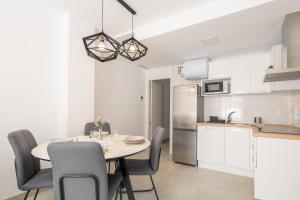 Ático 2 dormitorios junto a la playa by Renthas