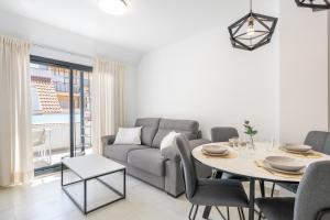 Ático 2 dormitorios junto a la playa by Renthas