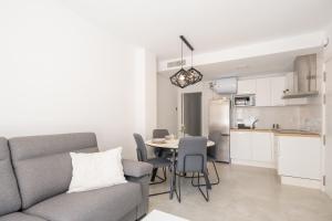 Ático 2 dormitorios junto a la playa by Renthas