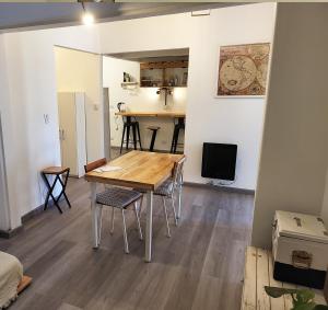 3 ambientes con balcón y Pràctico, lindo y con todo cerca!