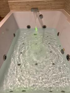 Love hotels Magnifique Loft 35m2 Jacuzzi RVB NIGHT 1 : photos des chambres