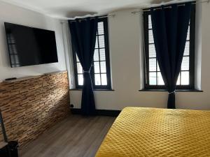 Love hotels Magnifique Loft 35m2 Jacuzzi RVB NIGHT 1 : photos des chambres