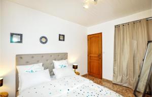 Maisons de vacances Beautiful home in Prades with WiFi and 3 Bedrooms : photos des chambres