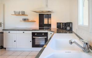 Maisons de vacances Nice home in Sainte-Mere-Eglise with WiFi and 3 Bedrooms : photos des chambres