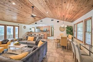 Family Retreat on 50-Acre Working Horse Farm!