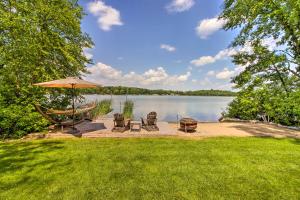 Year-Round Waterfront Getaway Lake Access and Dock!