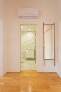 BOUTIQUE Rentals-THE ALMA Apt w balcony