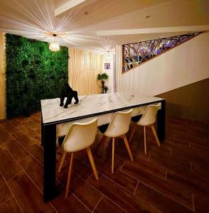 A Fleur de Spa : Maison chaleureuse avec spa privatif et billard.