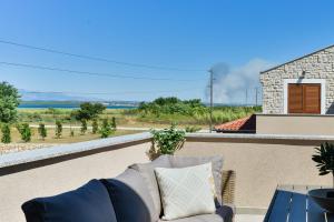 Luxury villa with pool,jacuzzi and sauna03 - by TA Leut Agency