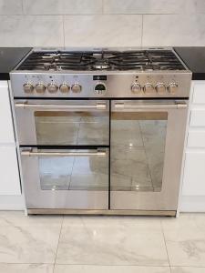 Spacious refurbished flat with a garden near tube, train, Thames and the city center