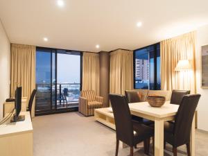 Oaks Adelaide Horizons Suites
