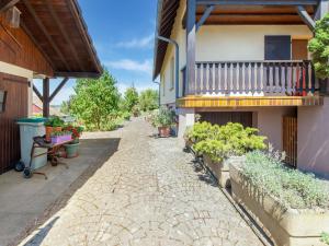 Maisons de vacances Quaint Holiday Home in Ruederbach with Table Tennis Table Garden : photos des chambres