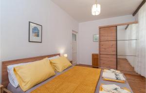 2 Bedroom Beautiful Apartment In Supetar