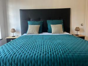 Love hotels Magnifique Loft 35m2 Jacuzzi RVB NIGHT 1 : photos des chambres