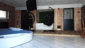 Appartements HOTEL DU BERRY - Loveroom avec Sauna, Hammam, Jacuzzi privatifs : photos des chambres