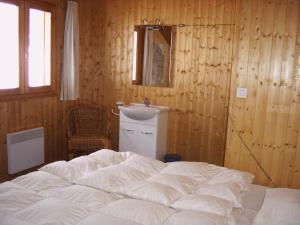 Spacious comfortable chalet close to the ski lifts for 8 persons
