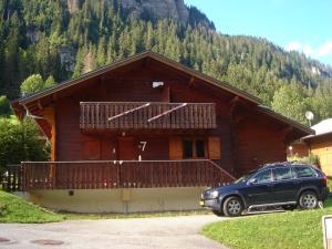 Spacious comfortable chalet close to the ski lifts for 8 persons