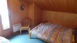 Spacious comfortable chalet close to the ski lifts for 8 persons