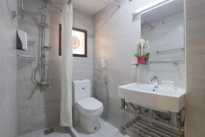 Standard Twin Room room in OYO 314 24 Gold Hotel