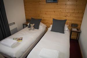 Hotels Hotel Emeraude : Chambre Familiale - Vue sur Montagne