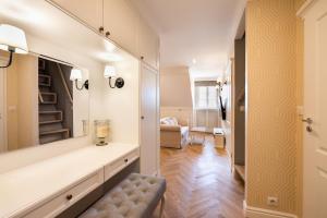 Lovely Apartment In The Heart of Warsaw by BookingHost
