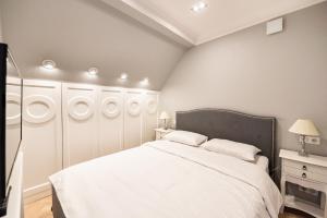 Lovely Apartment In The Heart of Warsaw by BookingHost