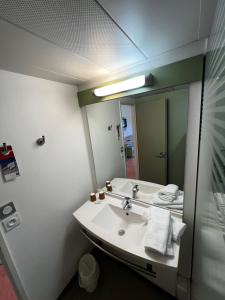 Hotels Ibis Budget Marseille Est Porte d'Aubagne : photos des chambres