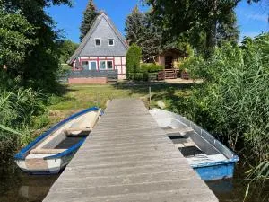 Haus am See mit Steg, Boot, Kamin und Sauna - Mecklenburgische Seenplatte - Krickow
