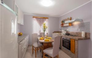 Cozy Home In Viskovo With Kitchen 
