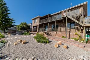 Beautiful 4 bedroom 2 bathroom ground unit
