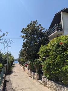 ground floor apartment 50m from beach