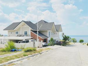 4 Bedroom Beachfront House with Private Pool in Batangas