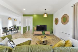 Luxury villa with pool,jacuzzi and sauna04 - by TA Leut Agency