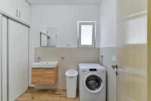 Luxury villa with pool,jacuzzi and sauna04 - by TA Leut Agency