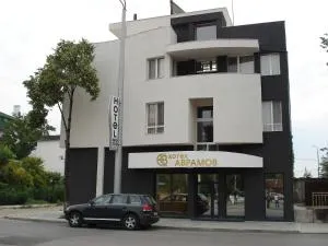 Family Hotel Avramov - 卡拉法特