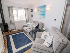 Ty Bach, 1 bedroom home with hot tub and views