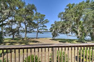 Waterfront Retreat, Near Fishing & Boating!