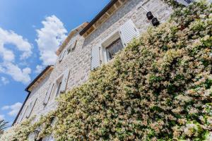 Luxury 6 bedroom house on waterfront