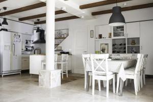 Luxury 6 bedroom house on waterfront