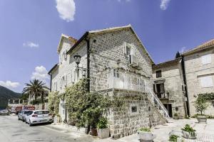 Luxury 6 bedroom house on waterfront