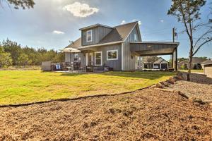 Granbury Home with Hot Tub and Furnished Patio! - 3hvězdičkové hotely ve městě Granbury