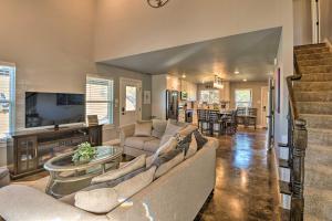Granbury Home with Hot Tub and Furnished Patio!