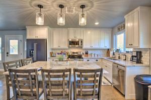 Granbury Home with Hot Tub and Furnished Patio!