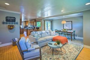 Chic Huntington Beach Escape about 1 Mi to Ocean!