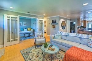 Chic Huntington Beach Escape about 1 Mi to Ocean!