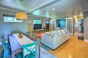 Chic Huntington Beach Escape about 1 Mi to Ocean!