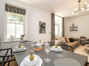 Alice House Stone Cross Mansion