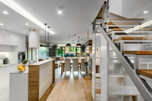 Lumina luxury 2-level apart with parking